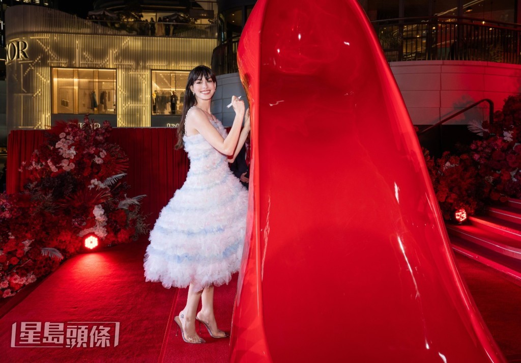 安妮夏菲維穿上由中國設計師Susan Fang設計的輕盈仙女傘裙，配搭招牌齊瀏海長髮，腳踏水晶鞋登場。
