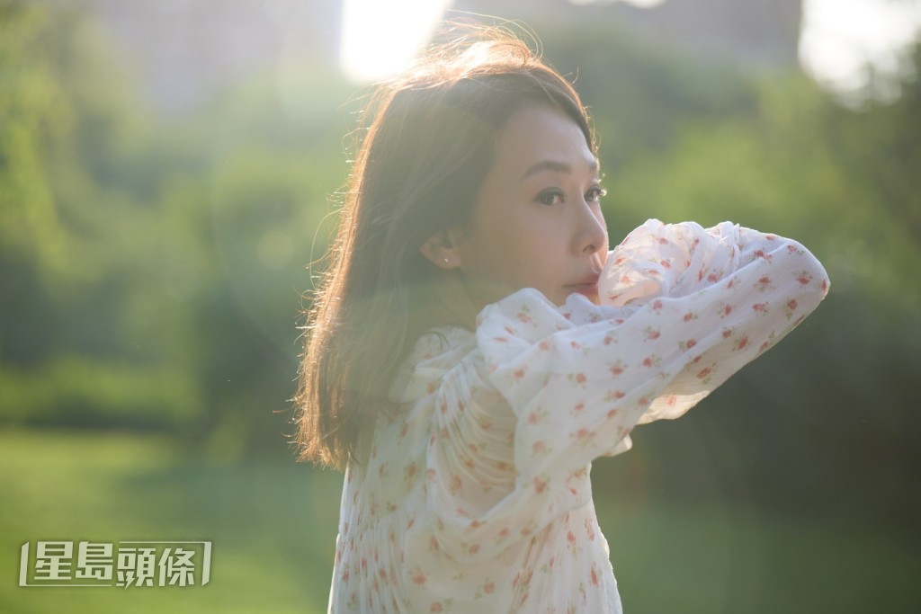 導演並以詩人Emily Dickinson「希望是長著羽毛的東西」一句詩句為主題來架構影像，呼應了奶茶長久飛行的追尋和意義。