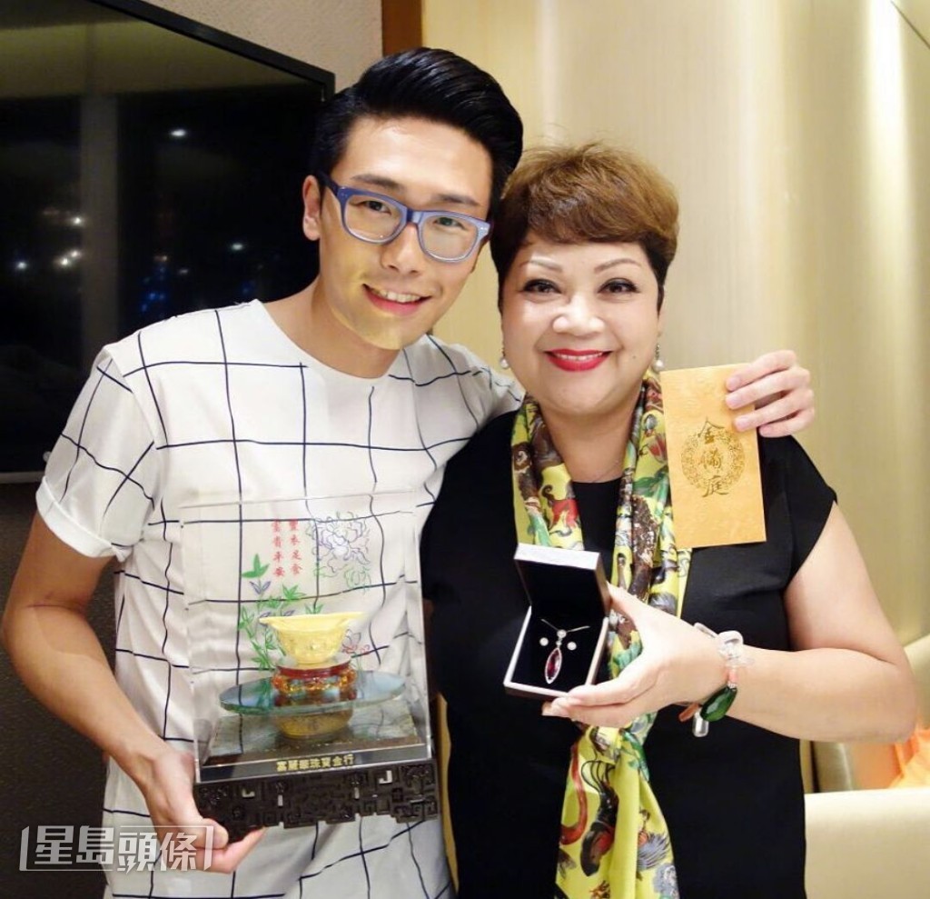 6號笑言求婚成功後有向肥媽報喜。 6號笑言求婚成功後有向肥媽報喜。