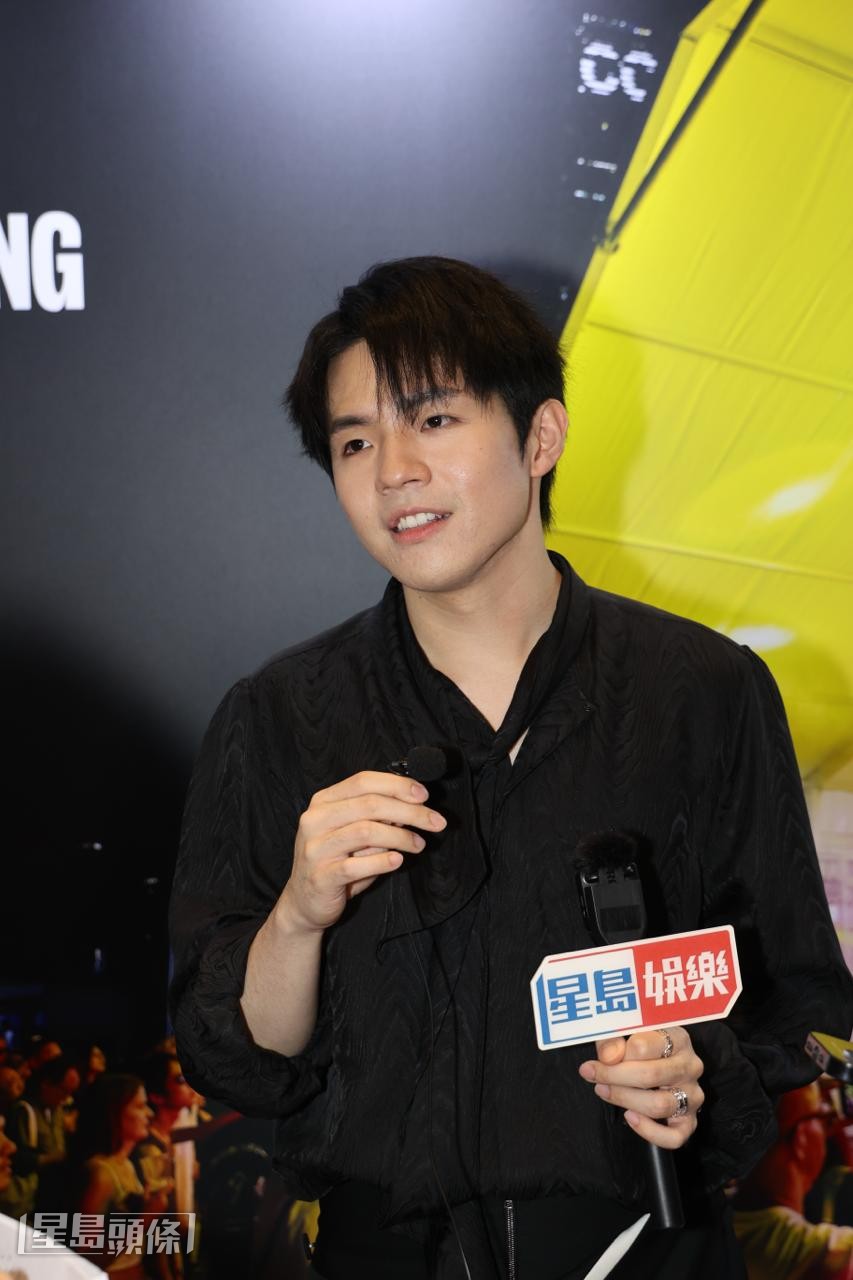 他透露膝頭又痛，腫到小腿和腳腕，跳得很痛苦。 