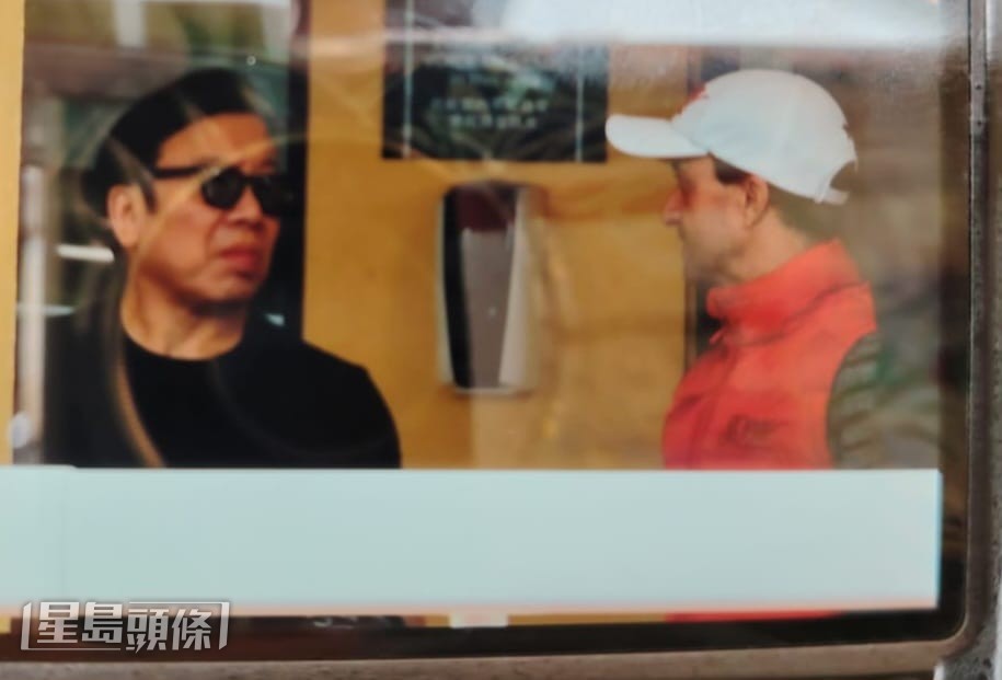 「猴王」馬主張漢傑(左)在韋達(右)的陪同下觀看愛駒試閘。 「猴王」馬主張漢傑(左)在韋達(右)的陪同下觀看愛駒試閘。