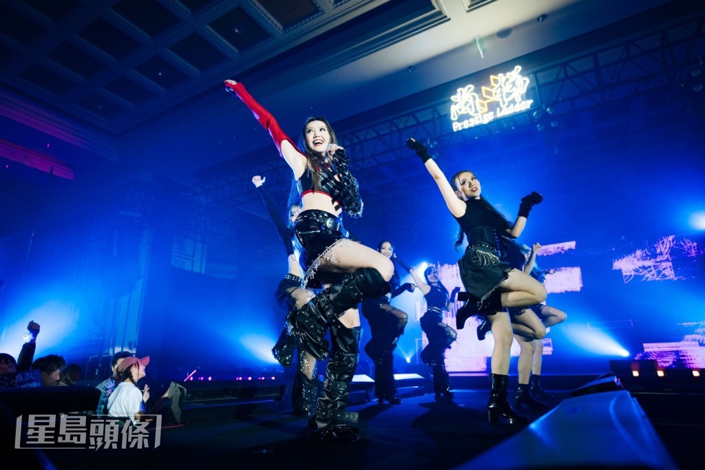 Jinny說：「但因忙於拍劇和其它工作，所以要到11月才能在佛山和大家再次見面。」