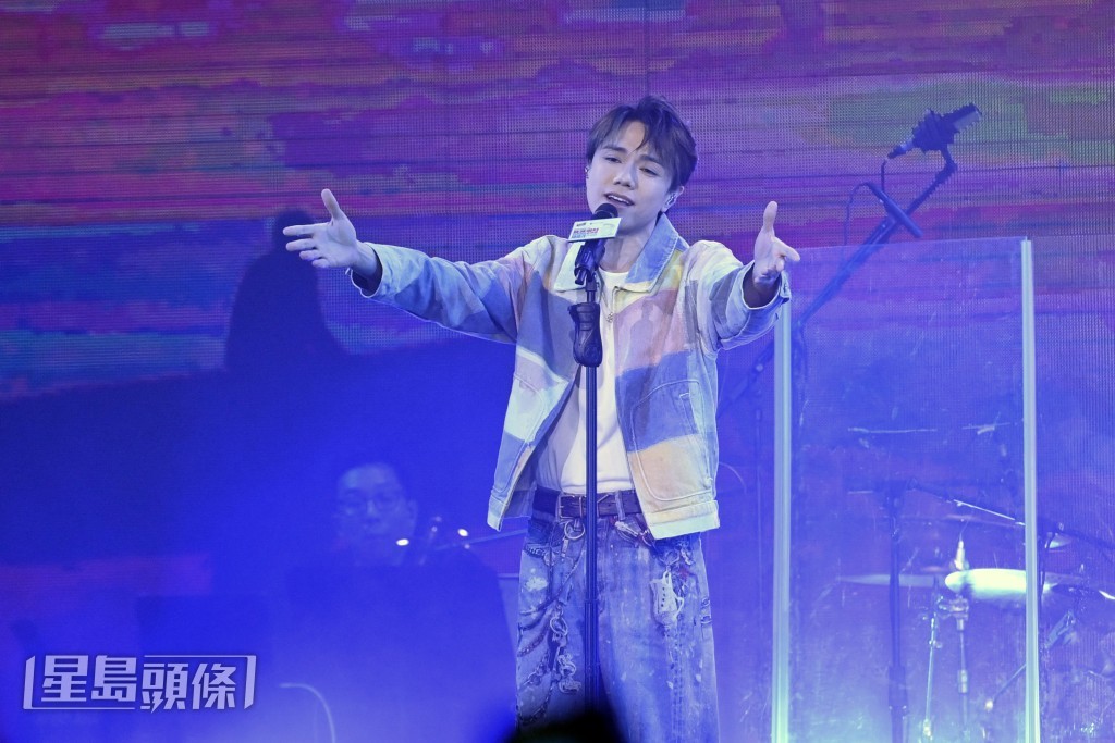 他希望下次可以在紅館為他演出作品展。 他希望下次可以在紅館為他演出作品展。