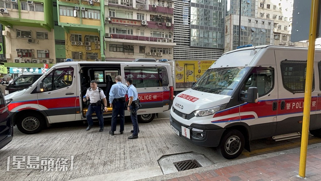 警方接報到場了解。楊偉亨攝 警方接報到場了解。楊偉亨攝
