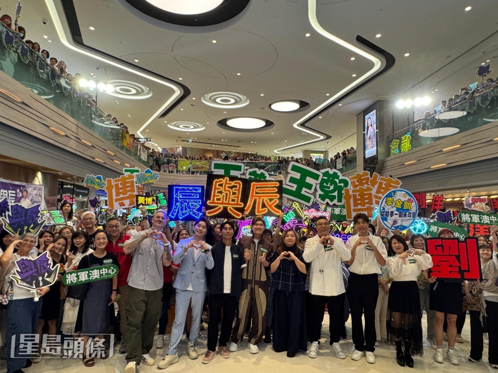 超過300粉絲亦帶著應援品到場支持,迫爆商場,當中就以黃博及張與辰的粉絲最多。 超過300粉絲亦帶著應援品到場支持,迫爆商場,當中就以黃博及張與辰的粉絲最多。