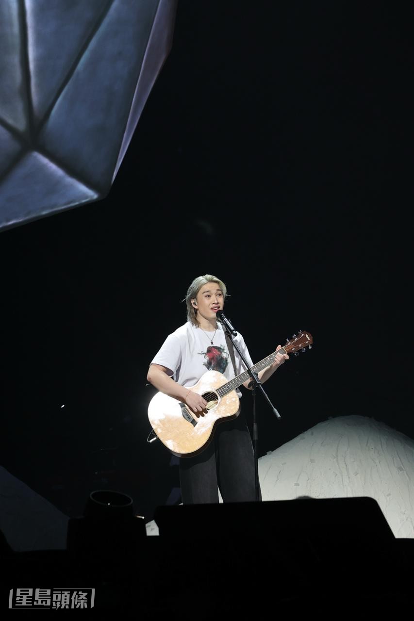 Jer自彈自唱。 Jer自彈自唱。