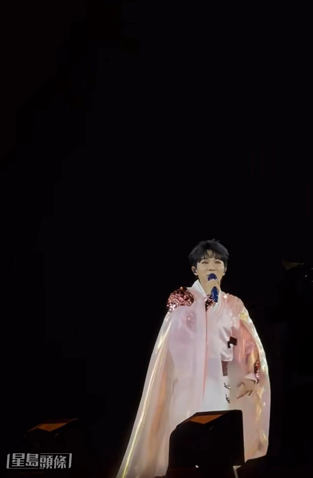  周深以粉紅色古裝登場唱出《蜉蝣》、《光亮》。