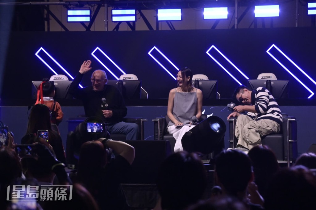 其中一位小朋友扮成項少龍，他只顧與Christopher Lloyd擊掌，古天樂爆笑！
