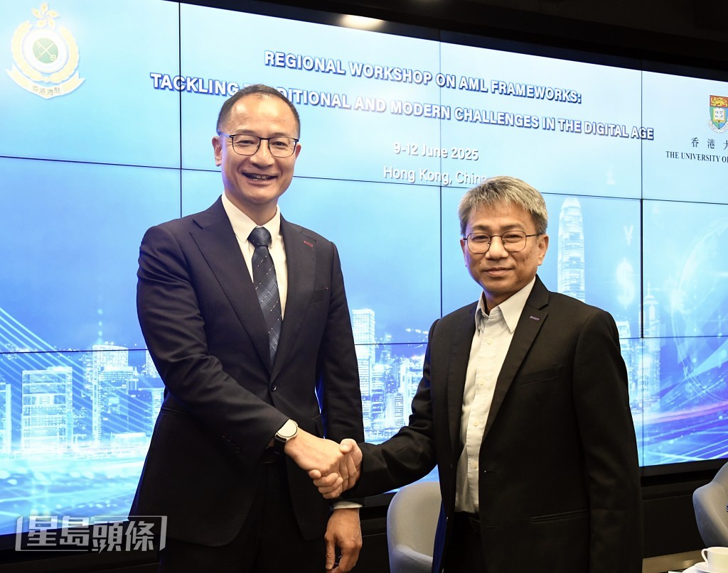 海關助理關長黃浩然與嘉賓握手。楊偉亨攝 海關助理關長黃浩然與嘉賓握手。楊偉亨攝
