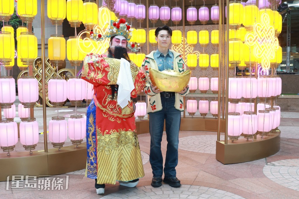 Stanley與財神合照。