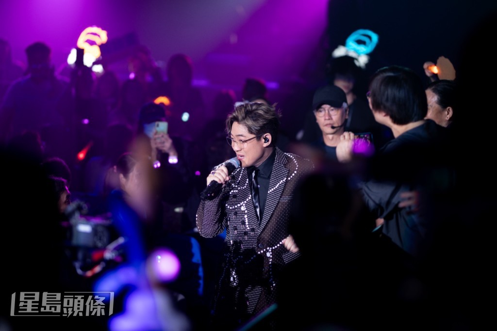 羅啟浩落台與觀眾握手互動。