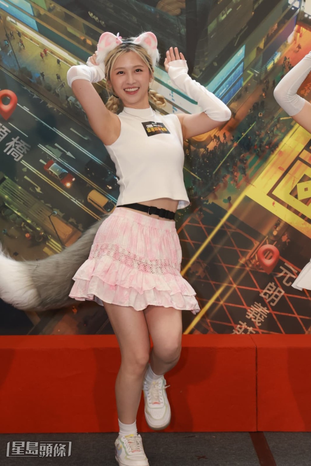 會戴冬菇頭假髮和穿校服示人。