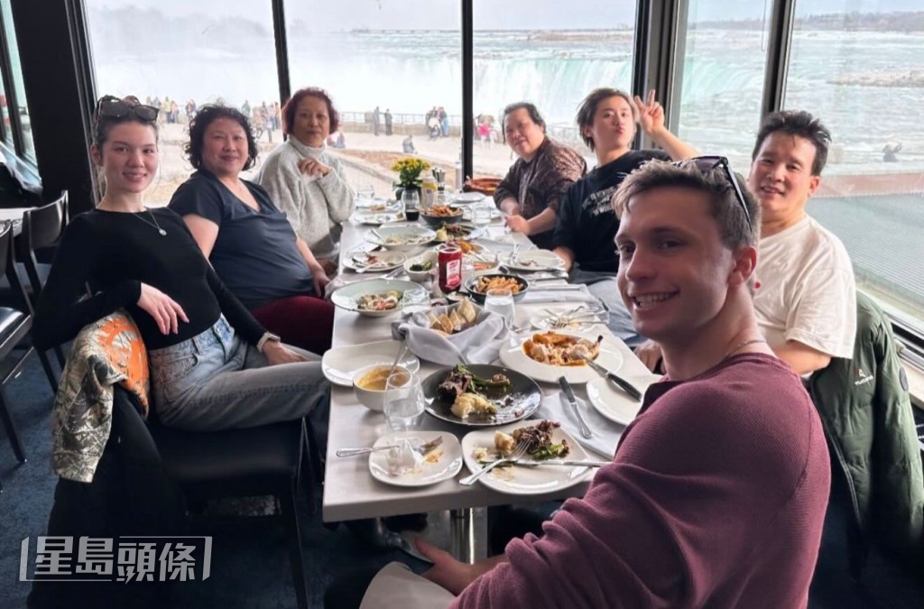 姜濤趁加拿大巡唱之行與家人順道遊當地名勝尼加拉大瀑布。