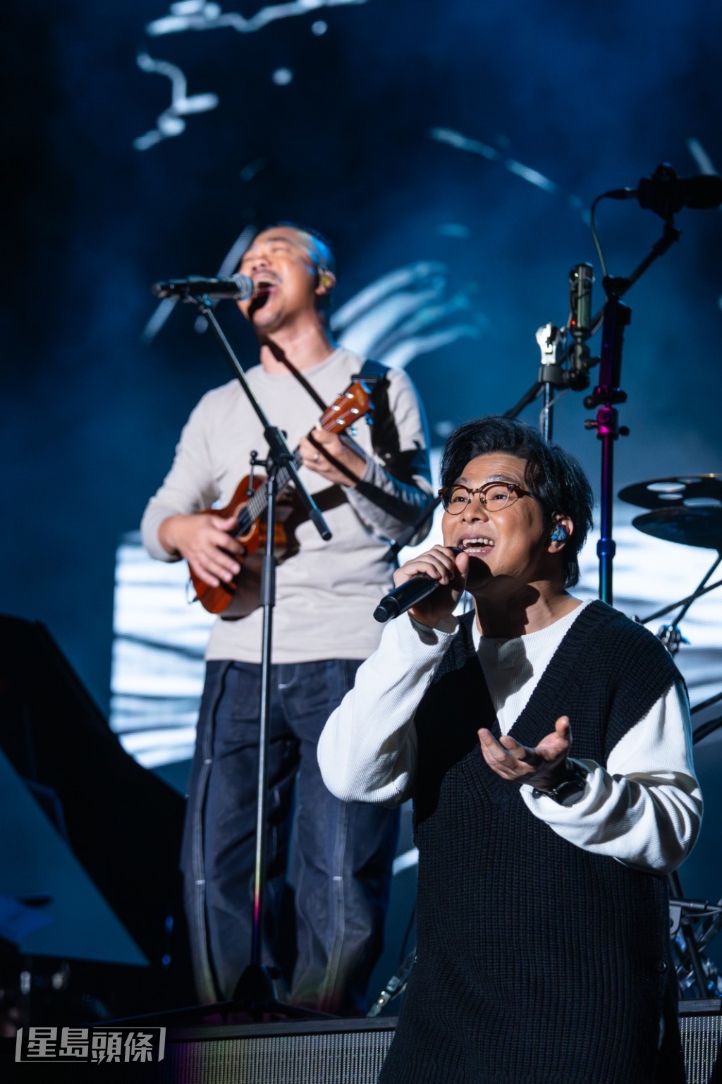 當晚氣溫急降,6號不時呼籲觀眾企起暖身。 當晚氣溫急降,6號不時呼籲觀眾企起暖身。