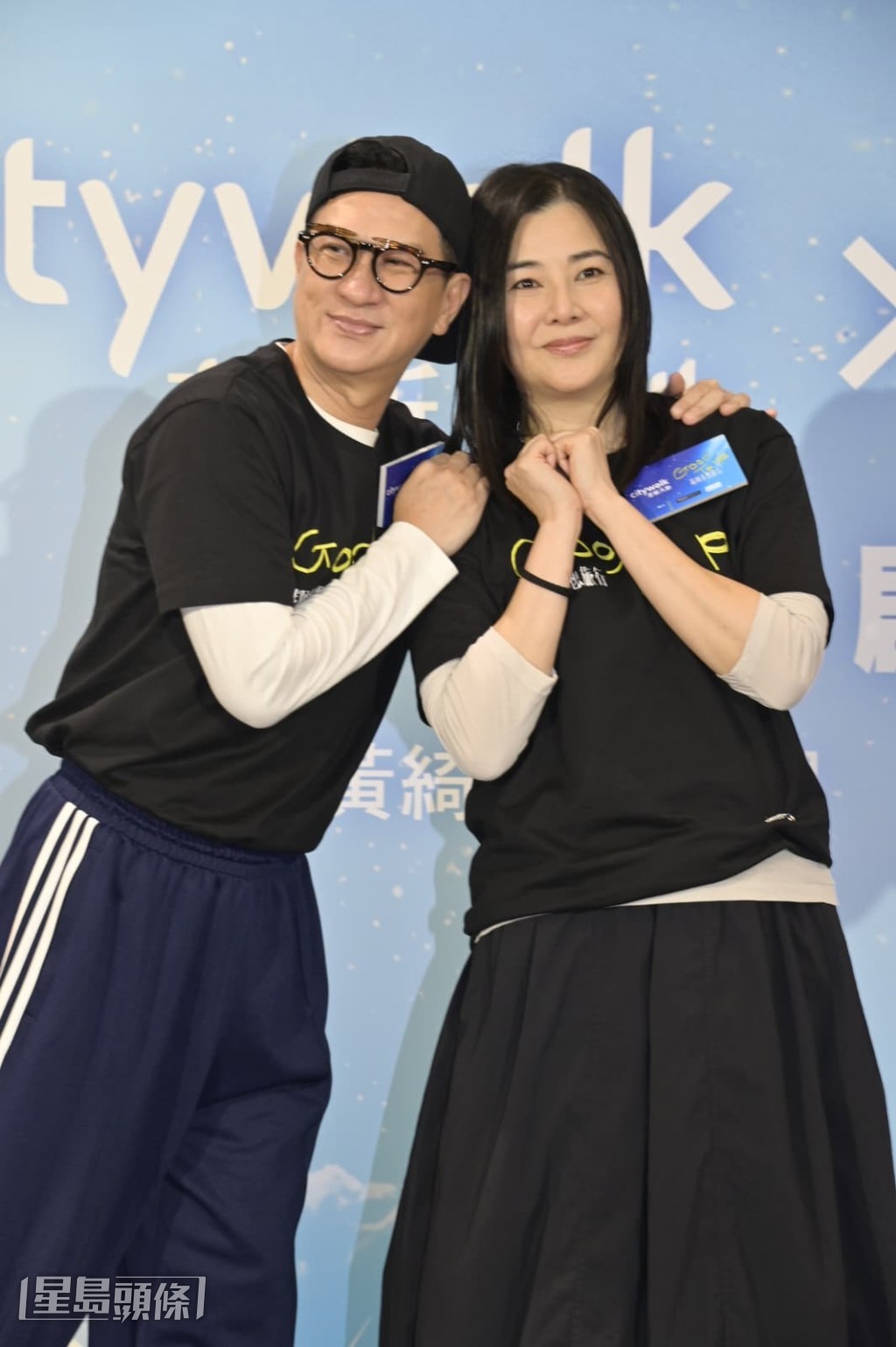 張家輝更笑說:「我畀錢你,叫埋你老公(鄭伊健)一齊。」 張家輝更笑說:「我畀錢你,叫埋你老公(鄭伊健)一齊。」