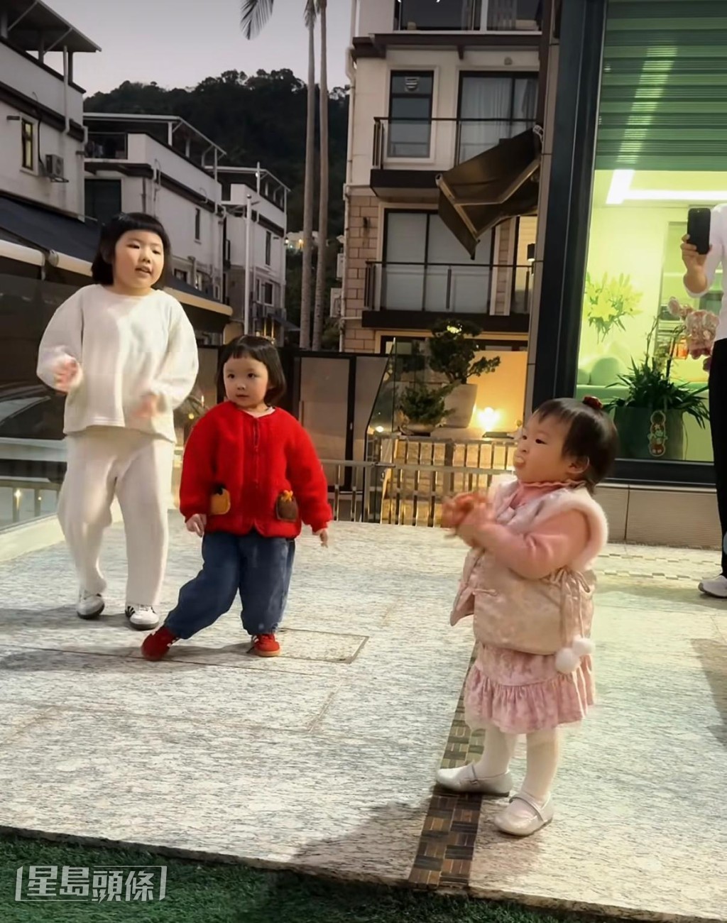 Shiga囡囡初次与李𤨪琛的女儿Lucy见面，小朋友都玩得好开心。