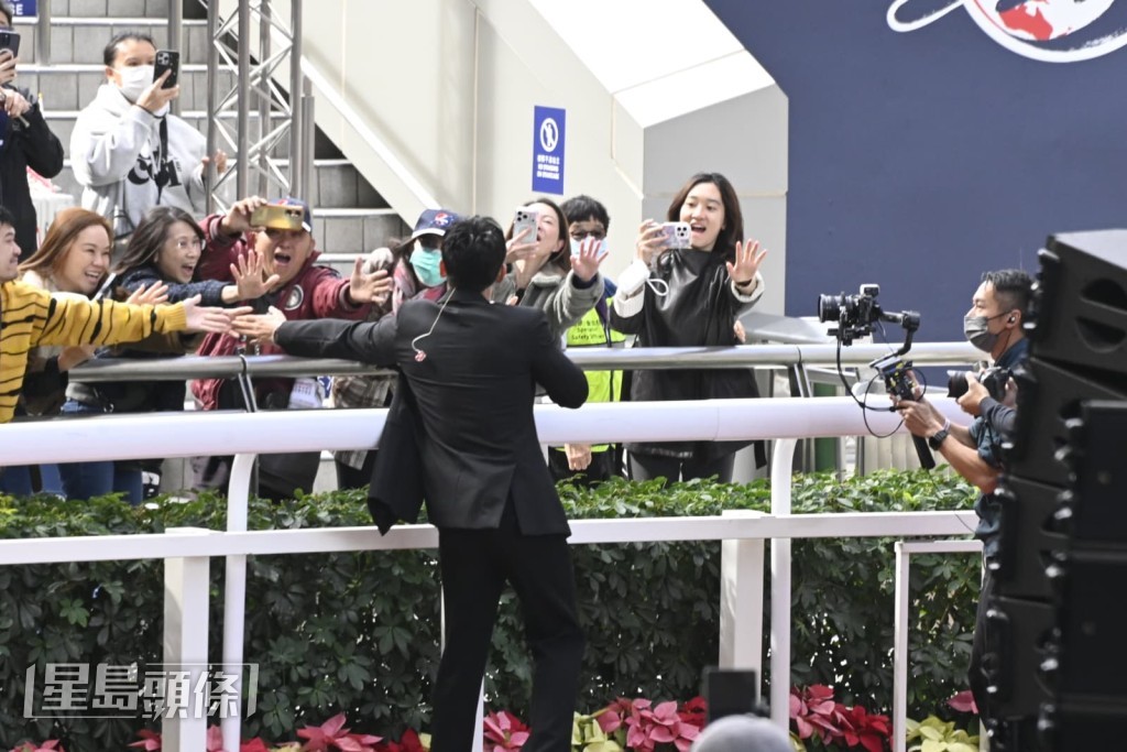 唱到《La Song》更主動走近粉絲,伸手零距離與粉絲接觸。 唱到《La Song》更主動走近粉絲,伸手零距離與粉絲接觸。