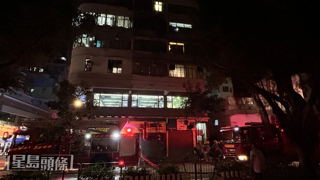 大廈四樓一個單位疑冷氣機短路起火。蔡楚輝攝