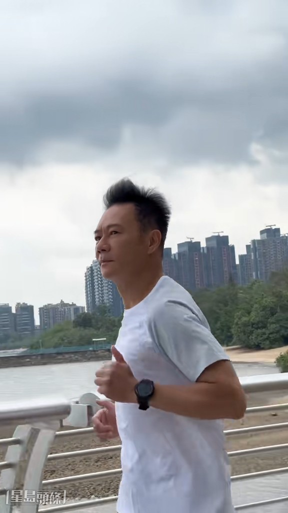 張兆輝愛運動,除了跑步,又喜歡踩單車和踢波等,難怪身形一直保持咁fit。 張兆輝愛運動,除了跑步,又喜歡踩單車和踢波等,難怪身形一直保持咁fit。