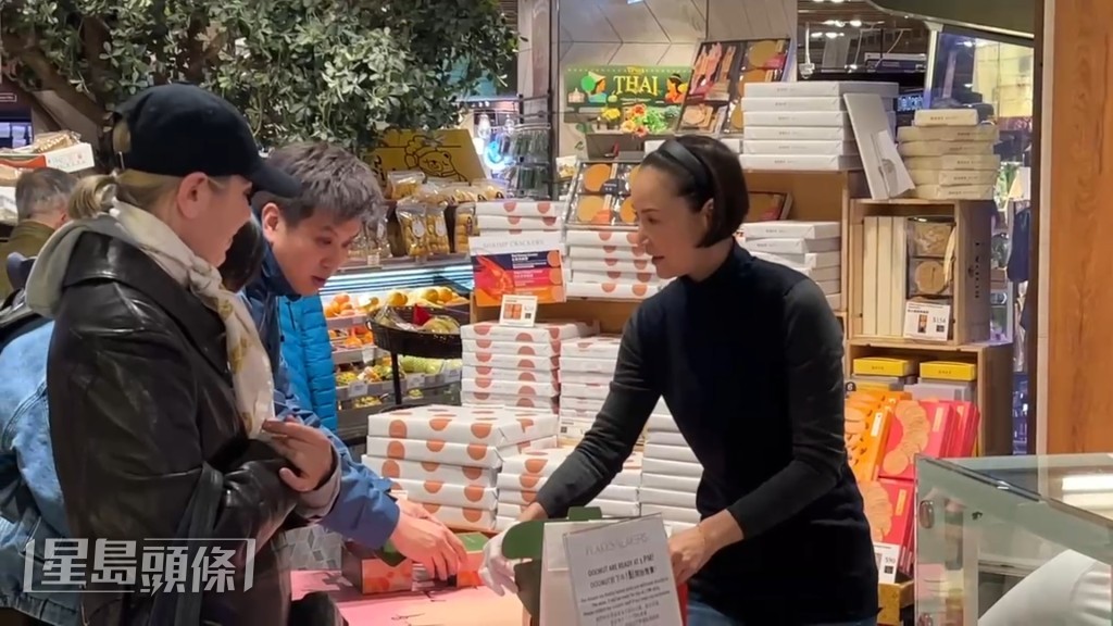 見她一改優雅打扮,穿上普通T恤牛仔褲。 見她一改優雅打扮,穿上普通T恤牛仔褲。