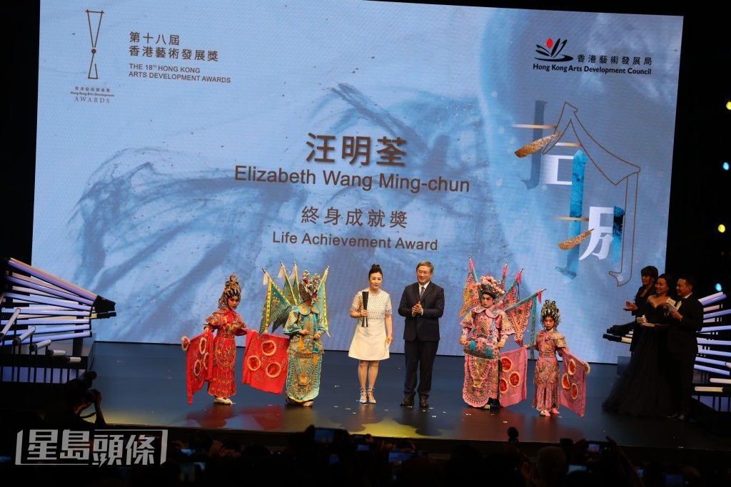 過去獲得該獎的人均是她尊重的大師，地位舉足輕重，阿姐直言能夠與他們齊名已無憾。