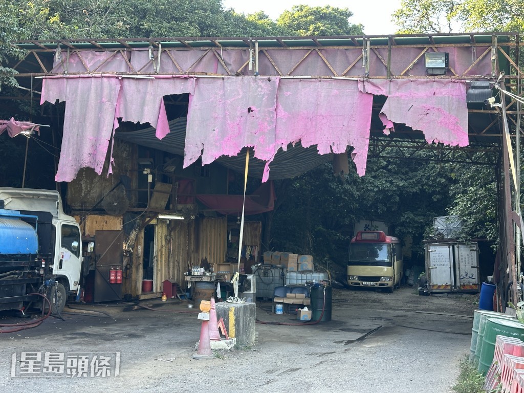 非法加油站位处非常隐闭地方。梁国峰摄