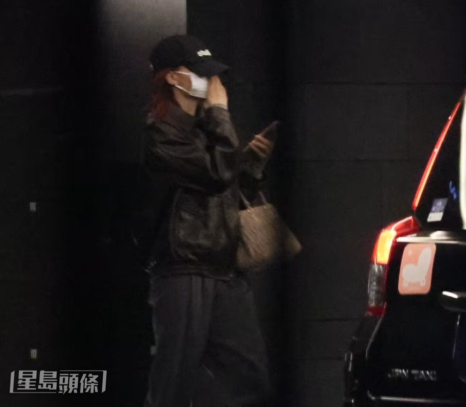 《FRIDAY》亦拍到NINA到若井寓所約會,可見她將自己包到密,全程表現十分小心謹慎。 《FRIDAY》亦拍到NINA到若井寓所約會,可見她將自己包到密,全程表現十分小心謹慎。