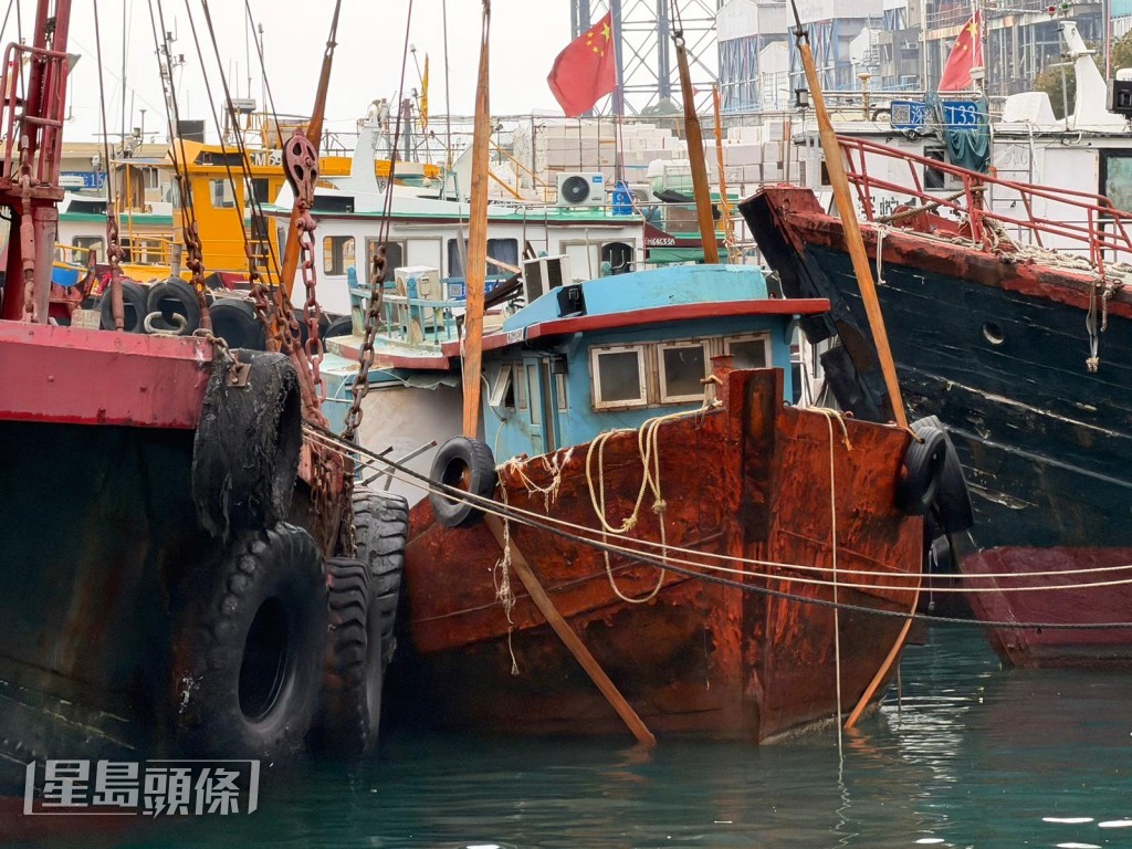 香港仔石排湾道近渔业分处办事处对开海面,一名男工在船上触电,留医16小时后不治。 香港仔石排湾道近渔业分处办事处对开海面,一名男工在船上触电,留医16小时后不治。