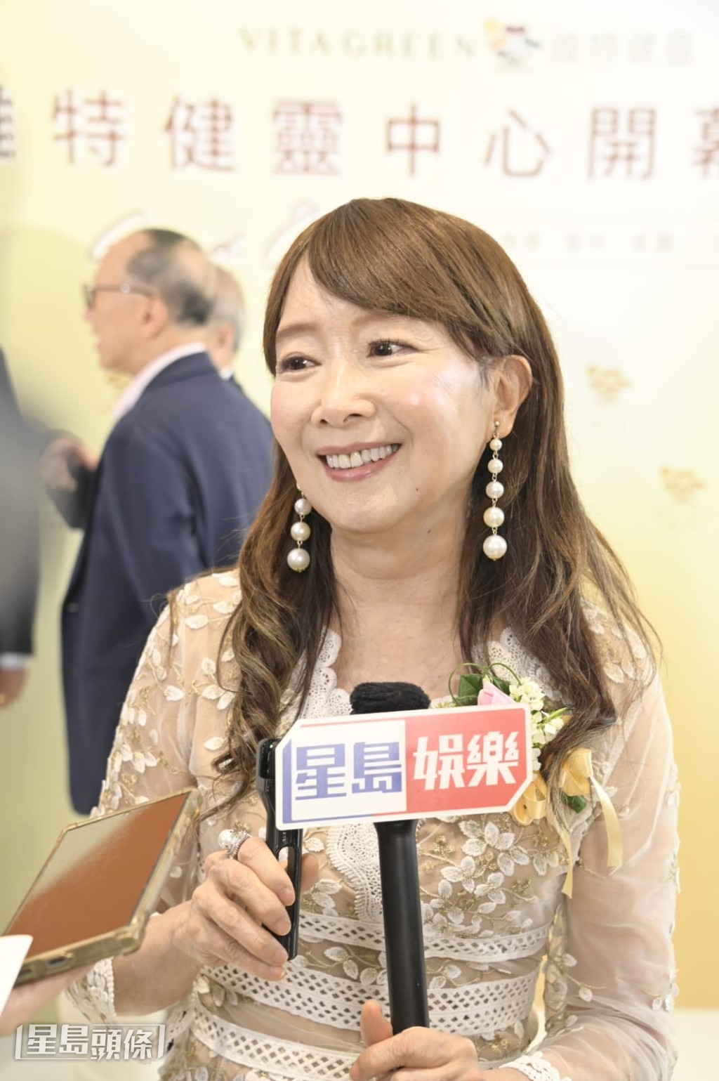 陳美齡稍後出一首廣場舞歌,孫女聽過demo後好鍾意,常到公園亂跳。 陳美齡稍後出一首廣場舞歌,孫女聽過demo後好鍾意,常到公園亂跳。