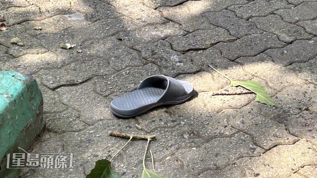 現場遺下一對拖鞋。蔡楚輝攝