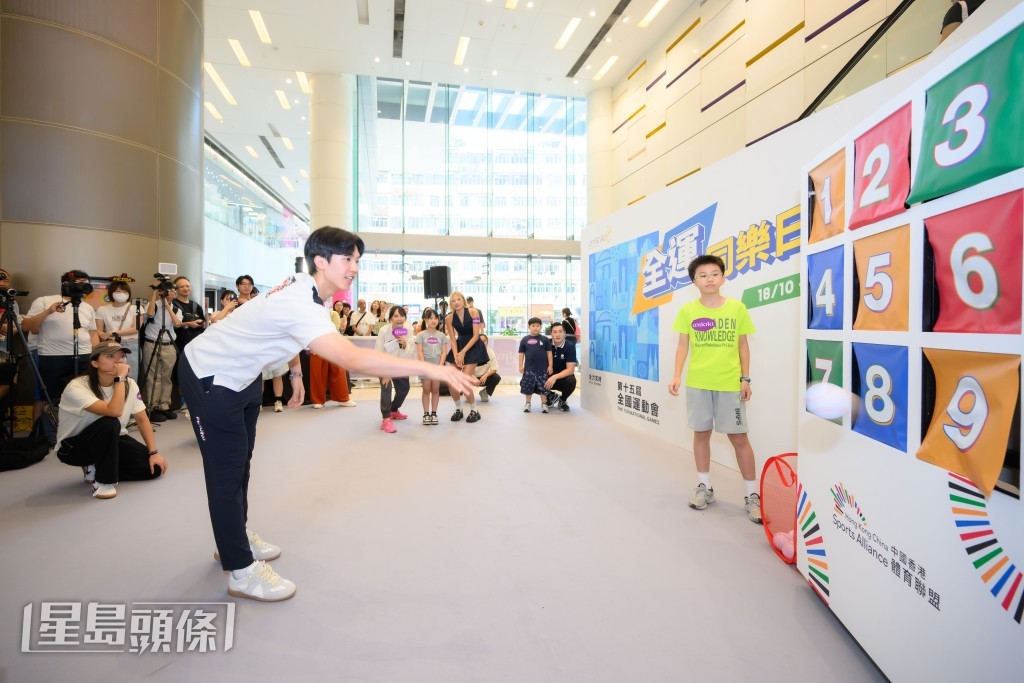 TAO TAO與陳樂熹、唐焯彬,跟現場三位小朋友分組大玩擲波遊戲。 TAO TAO與陳樂熹、唐焯彬,跟現場三位小朋友分組大玩擲波遊戲。