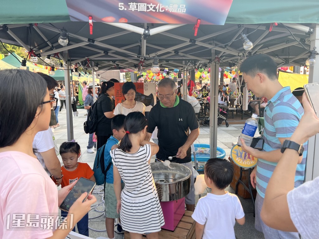 市集現場的綿花糖攤檔未入夜已開檔。郭詠欣攝 市集現場的綿花糖攤檔未入夜已開檔。郭詠欣攝