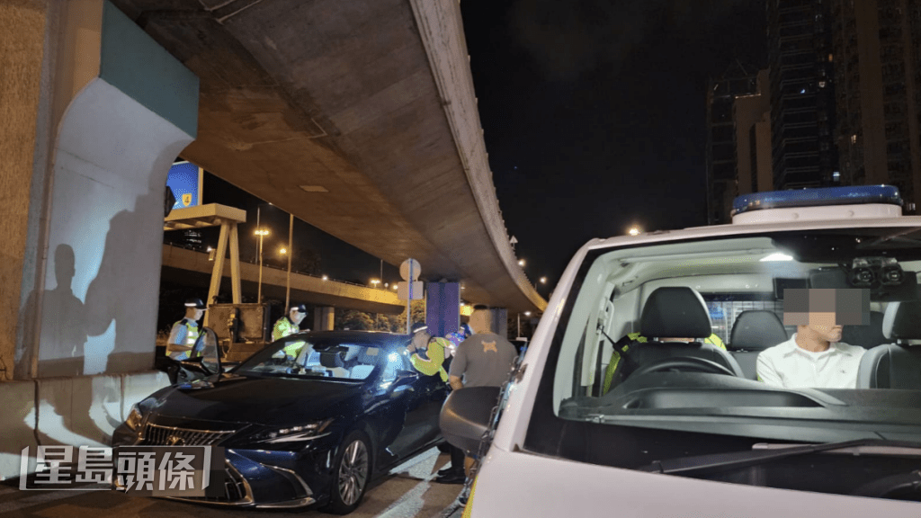 黑色凌志私家车47岁男司机被带上警车。黎志伟摄 黑色凌志私家车47岁男司机被带上警车。黎志伟摄