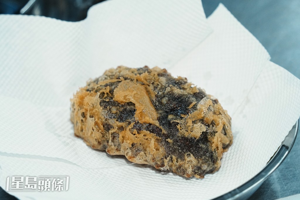 要炸海參夠酥脆,必須上生粉。 要炸海參夠酥脆,必須上生粉。