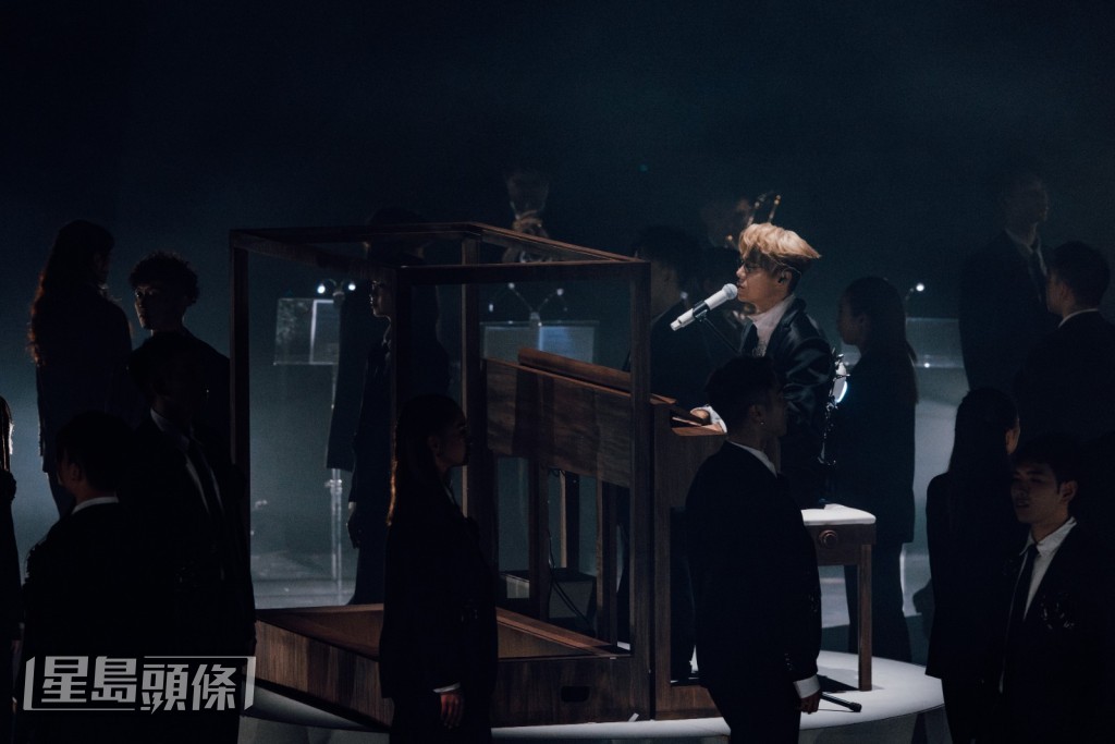 昨晚演唱會快歌《隨意門》跳舞環節中,發生了少少意外。 昨晚演唱會快歌《隨意門》跳舞環節中,發生了少少意外。
