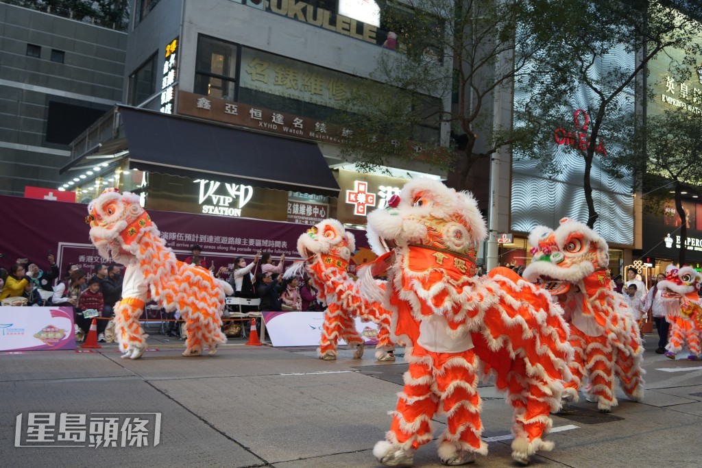 花車巡遊前,有舞龍、舞獅表演。吳艷玲攝 花車巡遊前,有舞龍、舞獅表演。吳艷玲攝