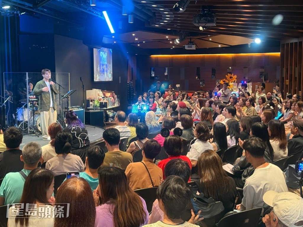 歌迷在他參與聚會十多年的教會慶祝他的42歲生日。