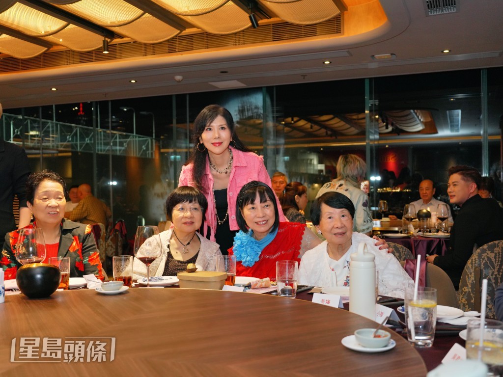 朱潔儀、吳君如媽媽(下左一)、古天樂媽媽(下右二)亦有出席，一同感受現場熱鬧氣氛。