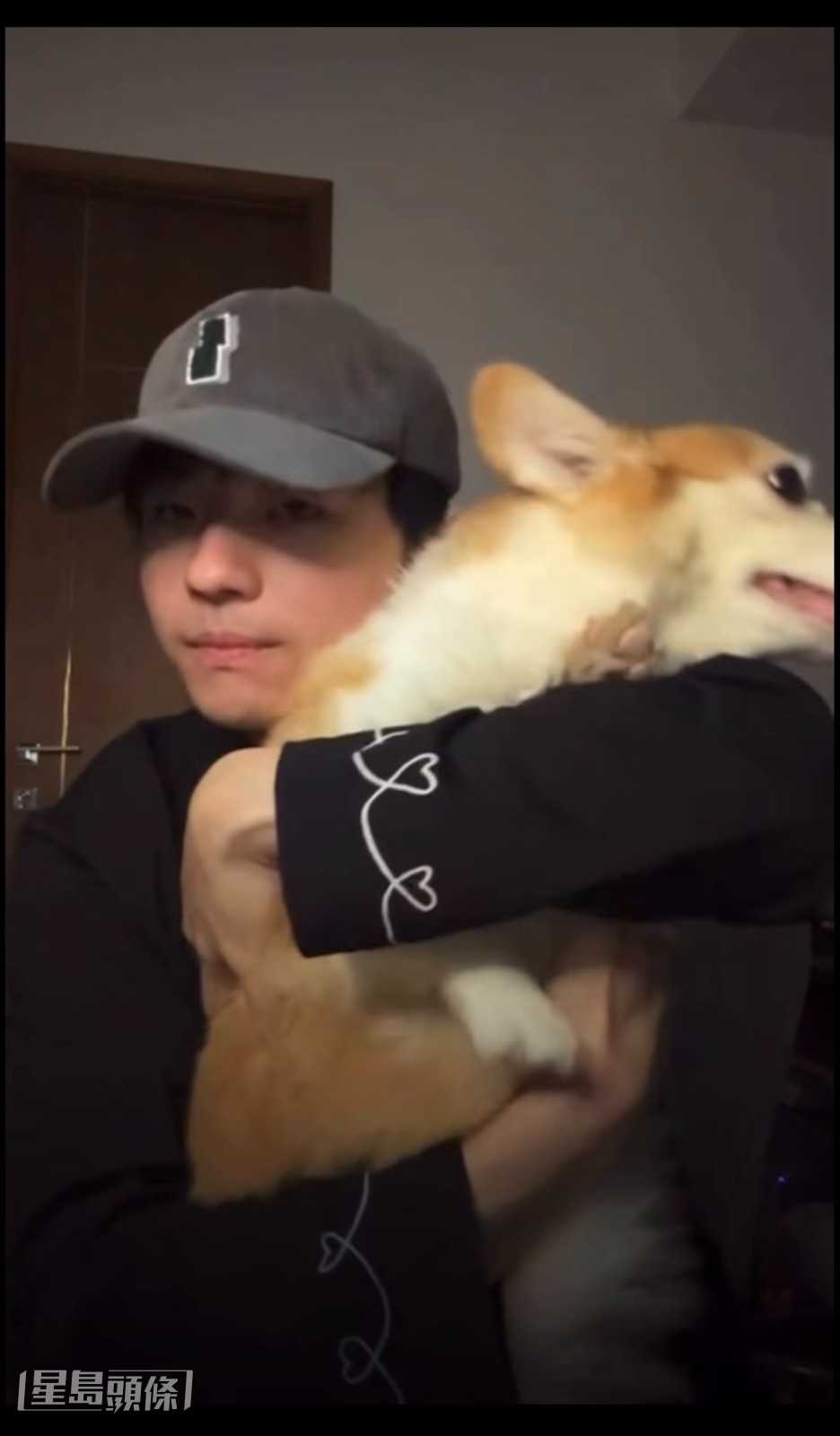 Ian還應hellosss們的要求，召喚愛犬「雞髀」一起亮相。