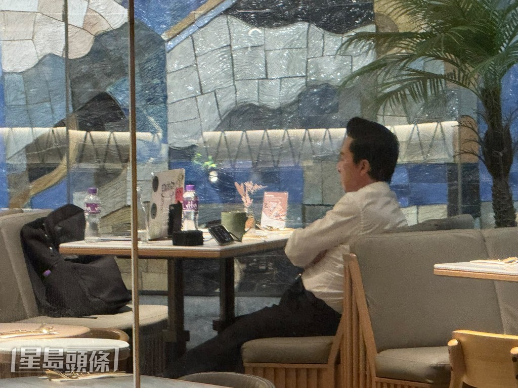 甄子丹到場後,在文化中心一間餐廳內休息。 甄子丹到場後,在文化中心一間餐廳內休息。
