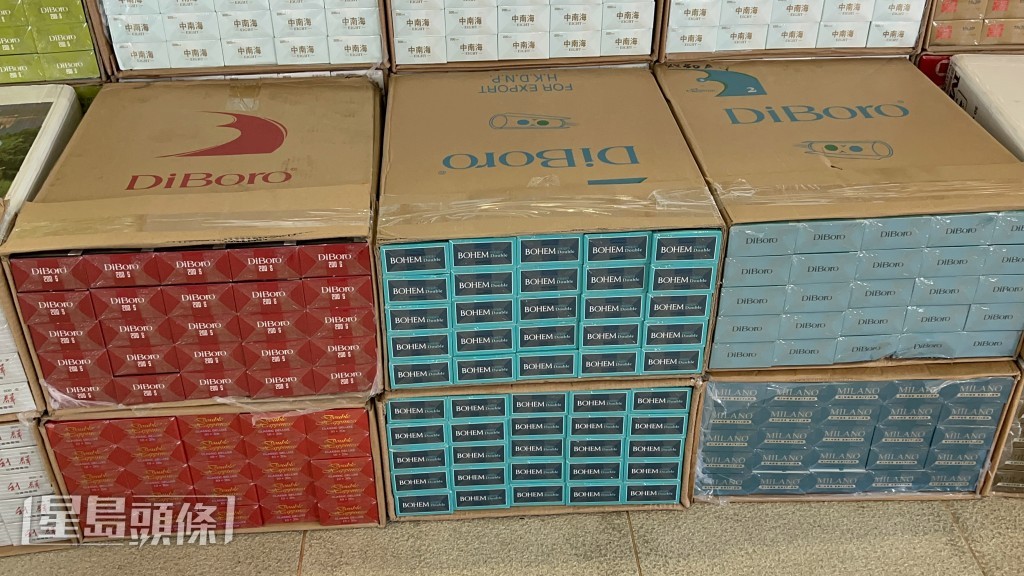 海關檢獲大量私煙。楊偉亨攝 海關檢獲大量私煙。楊偉亨攝