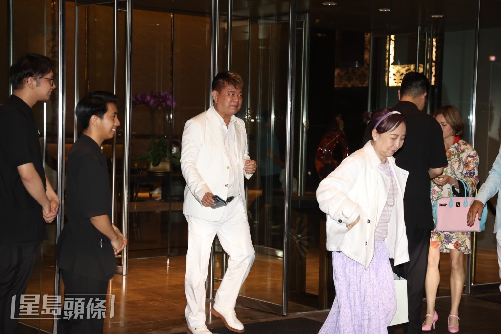 黃杏秀亦有陪同阿叻一齊出席婚宴。 黃杏秀亦有陪同阿叻一齊出席婚宴。