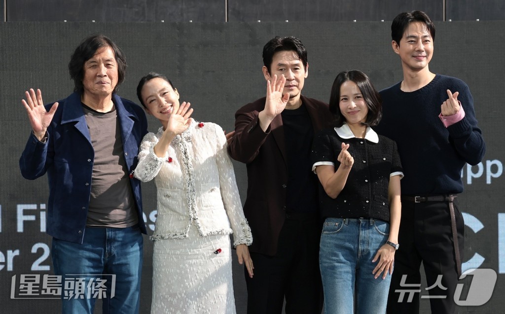 (左起)導演李滄東率領全度妍、薛景求、曹汝貞和趙寅成,挾新作《假如愛有如果》登陸釜山。 (左起)導演李滄東率領全度妍、薛景求、曹汝貞和趙寅成,挾新作《假如愛有如果》登陸釜山。