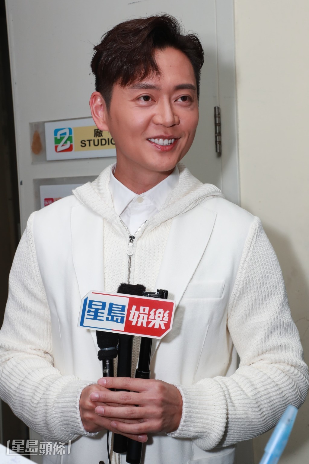 振朗表示不是把女友性感相福利私有化，更笑说：“是你的始终是你。”