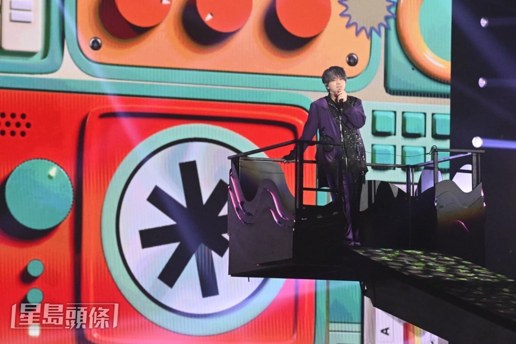 他又不忘跟觀眾揮手打招呼。 他又不忘跟觀眾揮手打招呼。