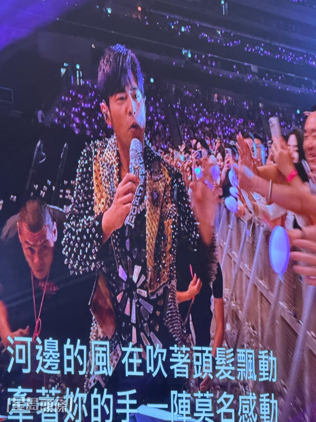 又唱咗《簡單愛》。 又唱咗《簡單愛》。