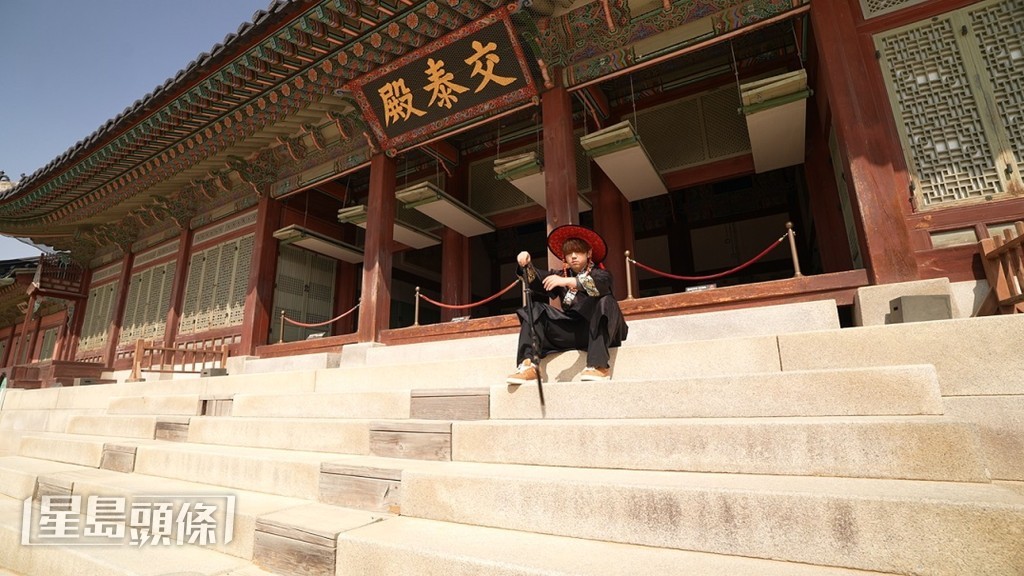 姜濤一身古代武士look襯波鞋,看起來十分cute。 姜濤一身古代武士look襯波鞋,看起來十分cute。