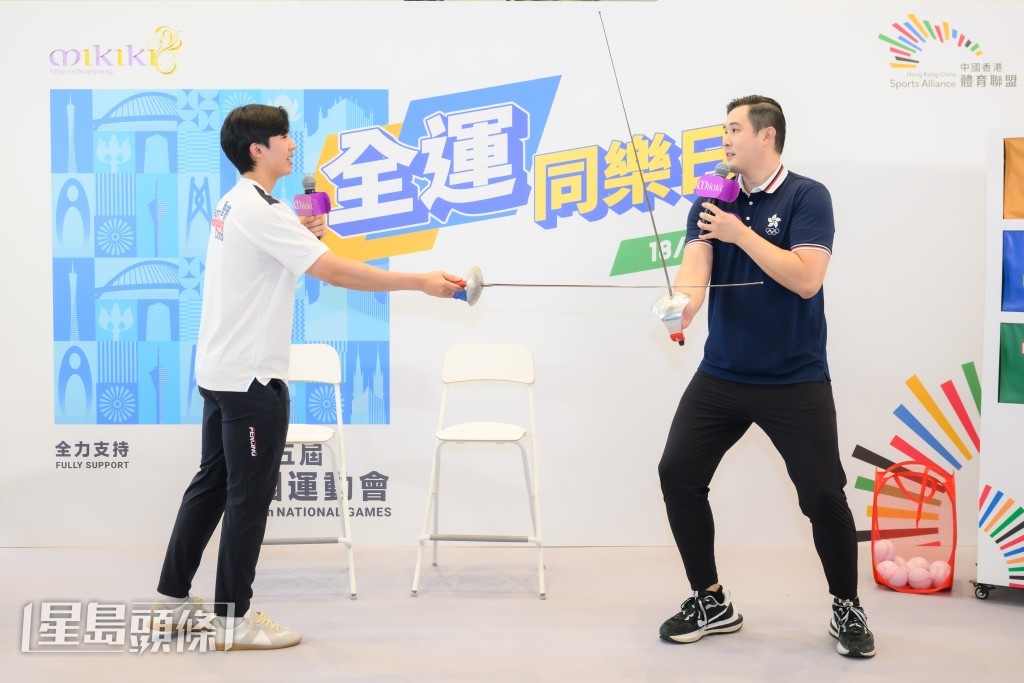 陳樂熹及唐焯彬分成兩組比試劍擊動作。 陳樂熹及唐焯彬分成兩組比試劍擊動作。