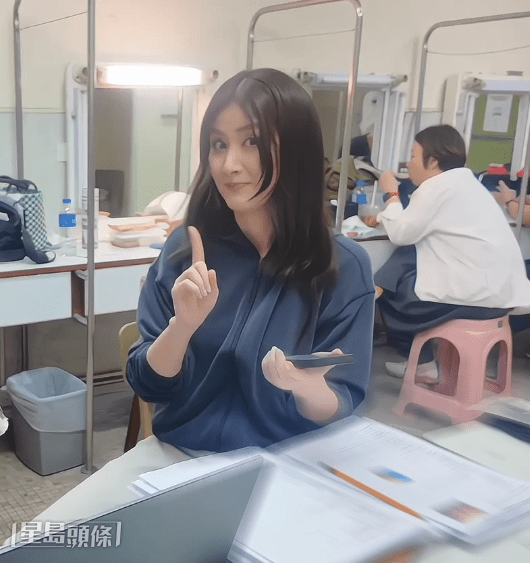 Kelly呢個表情好鬼馬。