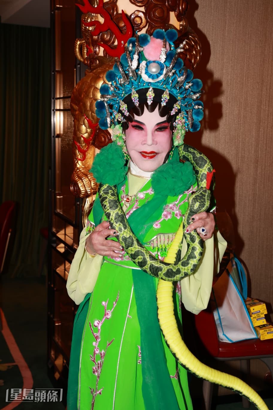 黃夏蕙以青蛇造型打扮到中環蘭桂坊過萬聖節。 黃夏蕙以青蛇造型打扮到中環蘭桂坊過萬聖節。